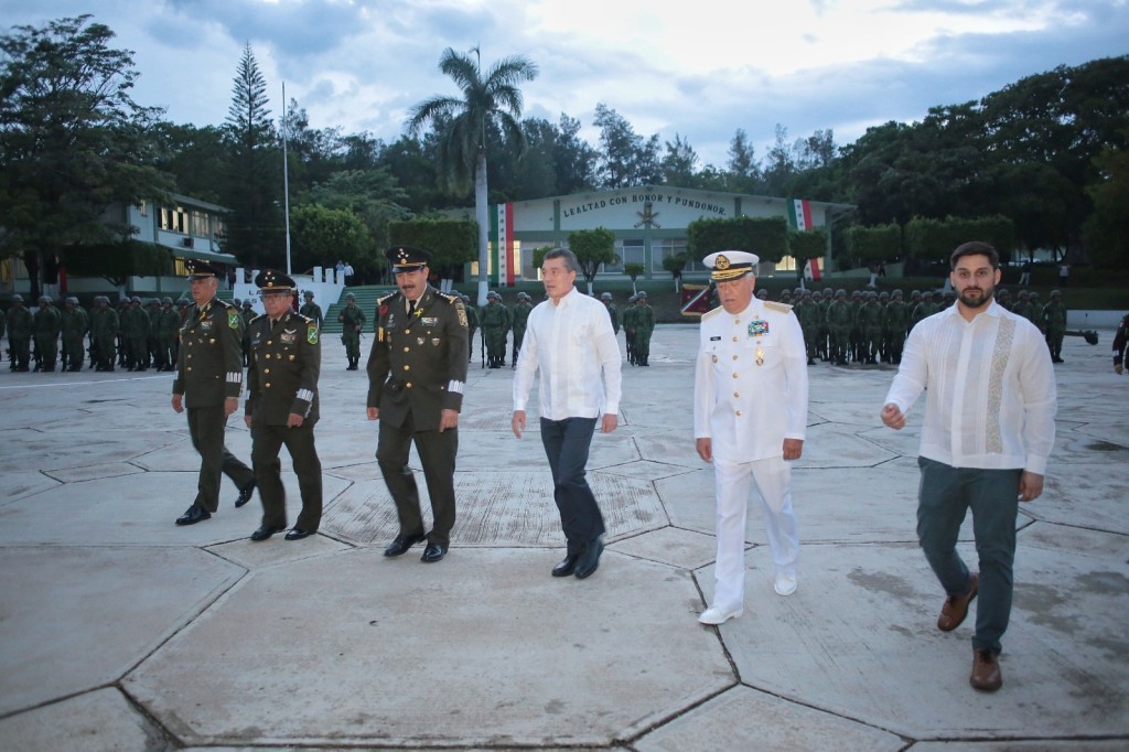 Asiste Rutilio Escand N A Toma De Protesta Del Nuevo Comandante De La