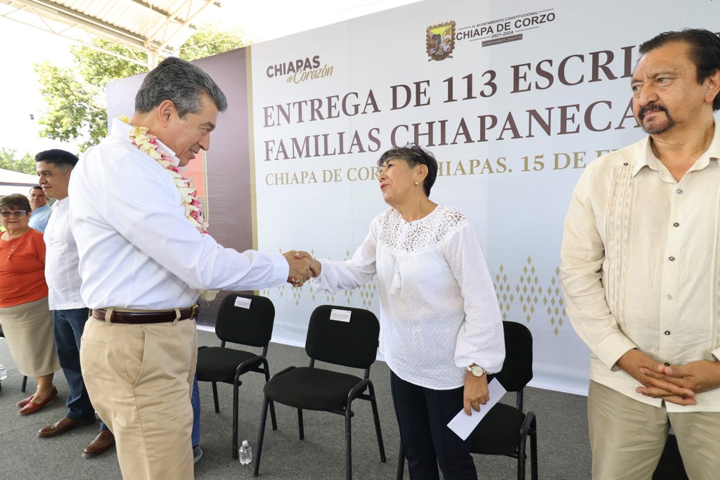 Entrega Rutilio Escandón escrituras públicas a 113 familias de Tuxtla