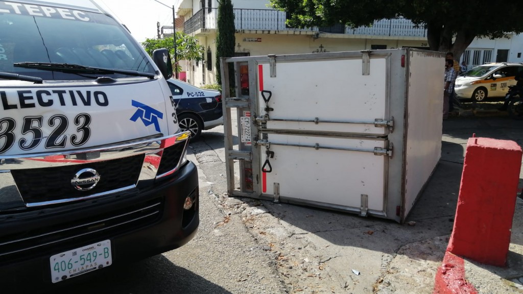 Colectivo Y Camioneta Protagonizan Choque En La Lomita Rotativo En Linea