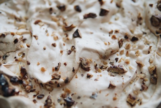 Gelato de avellana con pedazos de chocolate y caramelo