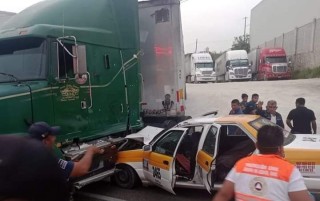 Taxi colisiona contra tráiler en el tramo Tuxtla Gutiérrez a Chiapa de Corzo