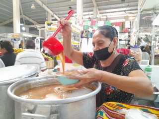 Pozol "Chayito" con 45 años de experiencia, sabor y tradición en el mercado viejo Rafael Pascacio Gamboa
