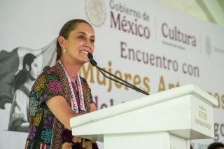 Presidenta Claudia Sheinbaum entrega créditos a la palabra a mujeres artesanas de Amuzgo