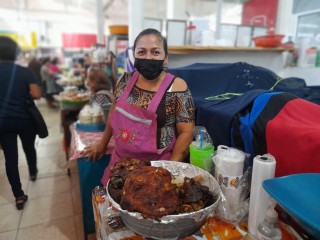Becerrito horneado con Doña Mary, un negocio familiar con 15 años de tradición chiapacorceña en el Mercado Juan Sabines