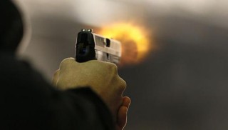 Policías enfrentan a balazos a delincuentes, frustran asalto a financiera